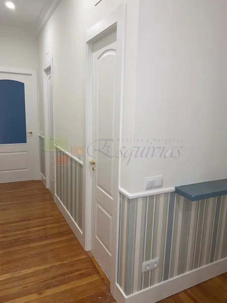 puertas de baño y cocina blancas