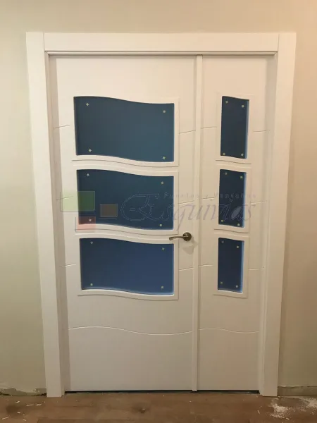 puerta blanca lisa con fijo y vidriera