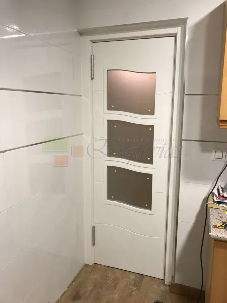 img_1065_r1.jpg puerta blanca lisda con 3 cristales