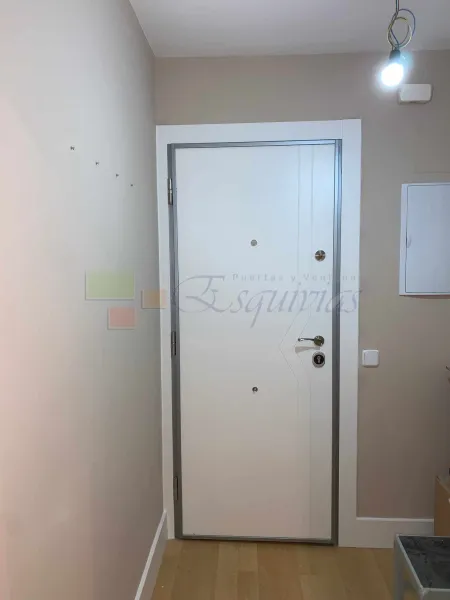 detalle puerta acoracada interior blanca