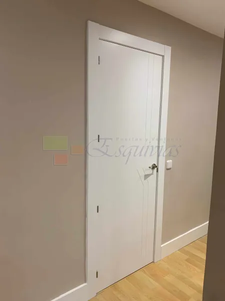 detale puerta blanca instalada madrid