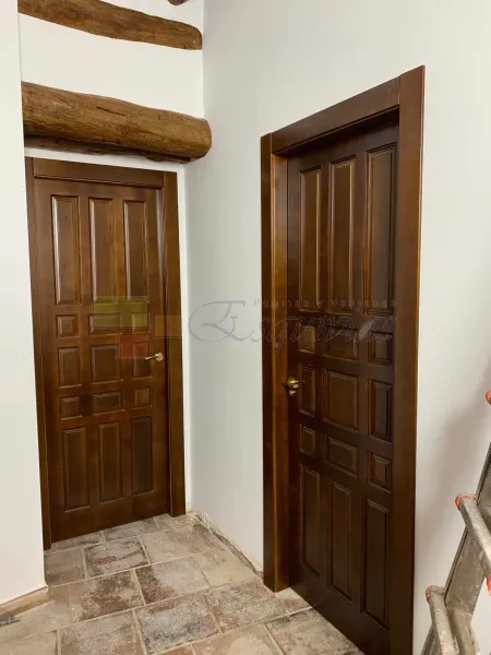 Puerta Interior Rustica Modelo Valera Tablero Moldeado doble instalada