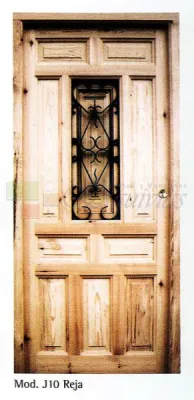 Puerta exterior estilo castellano con ventanuco