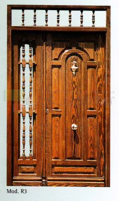 Puerta de calle de madera con fijo y montante 