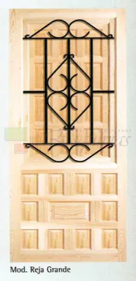 puerta exterior rústica estilo castellano con ventanuco grande