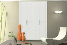 Modelo Persiana Ibiza: Armario 4 puertas abatibles. Modelo persiana acabado en Blanco dotando a las estancias de gran luminosidad. Ideal tanto para dormitorios, halls, oficinas etc.. y en general ambientes muy dispares, modernos , vintage, rústicos, según se combine con el resto de mobiliario. Perfiles y molduras en Aluminio Blanco.