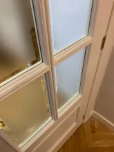 detalle vidriera puertas blancas