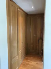 pasillo con armarios y puertas clásicas a juego