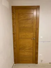 puerta madera maciza estilo rústico tablas horizontales color nogal