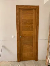 puerta madera maciza estilo rústico tablas horizontales color nogal