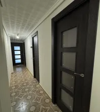 puertas de interior lisas oscuras con cristal en pasillo